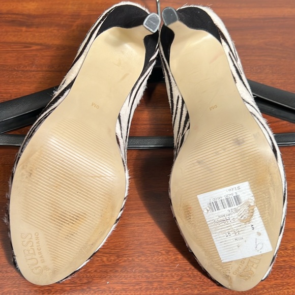 Guess black & white open toed pony hair dyed,4’ pumps - Picture 5 of 10